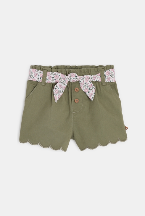 Groene short met gekartelde rand en ceintuur met print voor babymeisjes 1