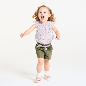 Groene short met gekartelde rand en ceintuur met print voor babymeisjes 1