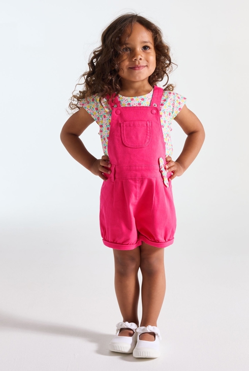 Kurze rosa Latzhose und T-Shirt Kleinkind Mädchen 1