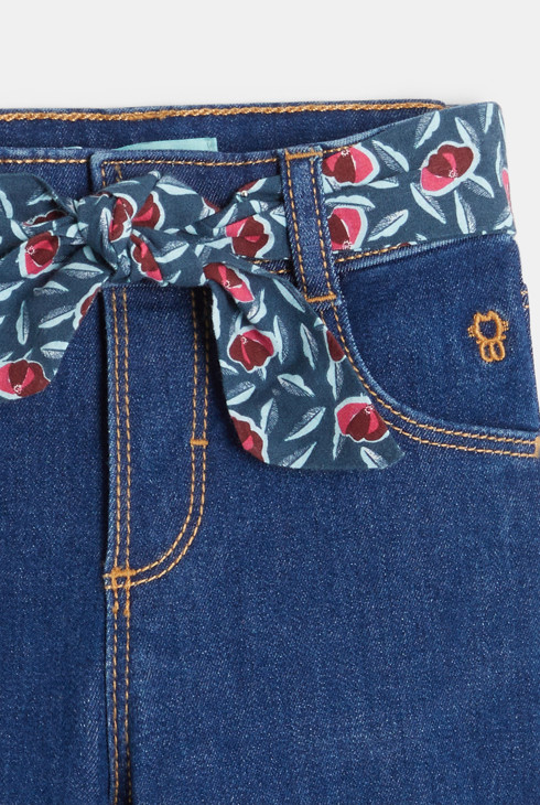 Baby-Jeans mit blauem breitem geblümtem Gürtel für Mädchen