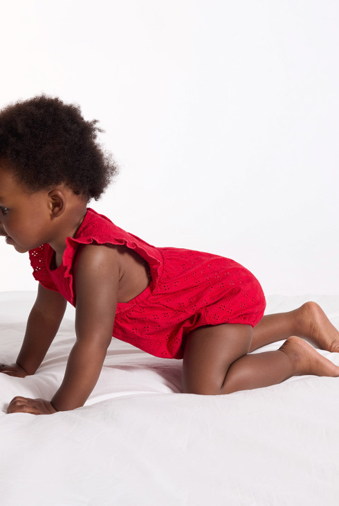 Roter Baby-Kurzoverall mit Stickereien für Mädchen 2