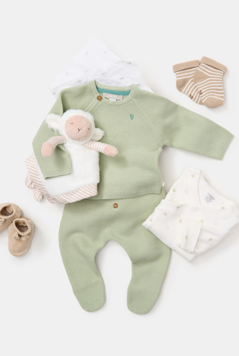 Groen gebreid geboortebroekje met voetjes 2