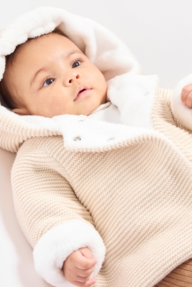 Chaqueta cálida de punto forrada soft boa con capucha beis de recién nacido