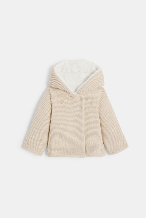 Warm gebreid geboortejasje met soft boa-voaring en capuchon - beige 1