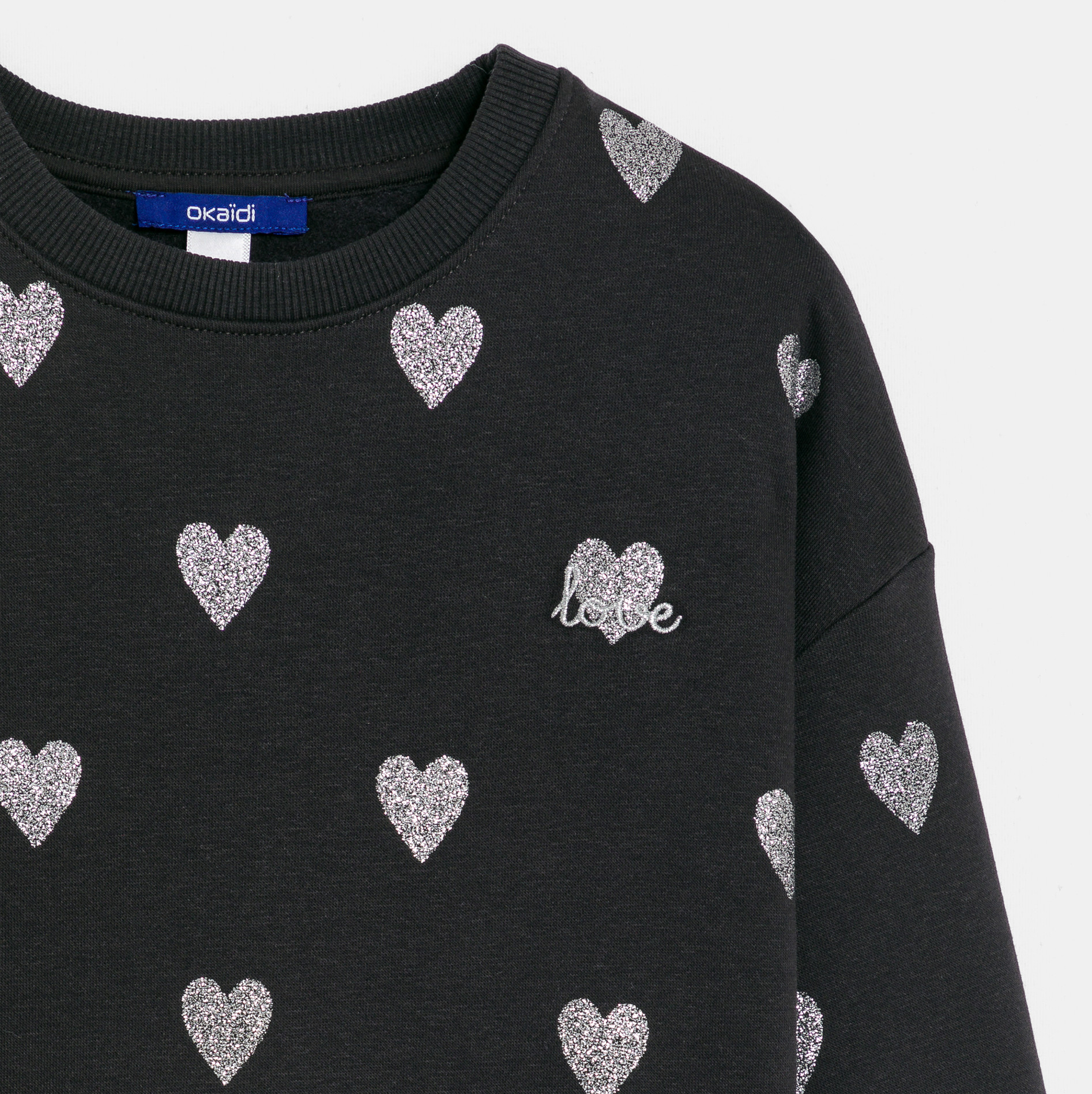 Czarna bluza z cekinowym serduszkiem dla dziewczynki 2