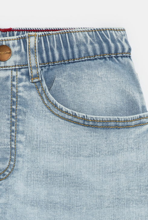 Blaue Jeans mit Ballonschnitt Jungen