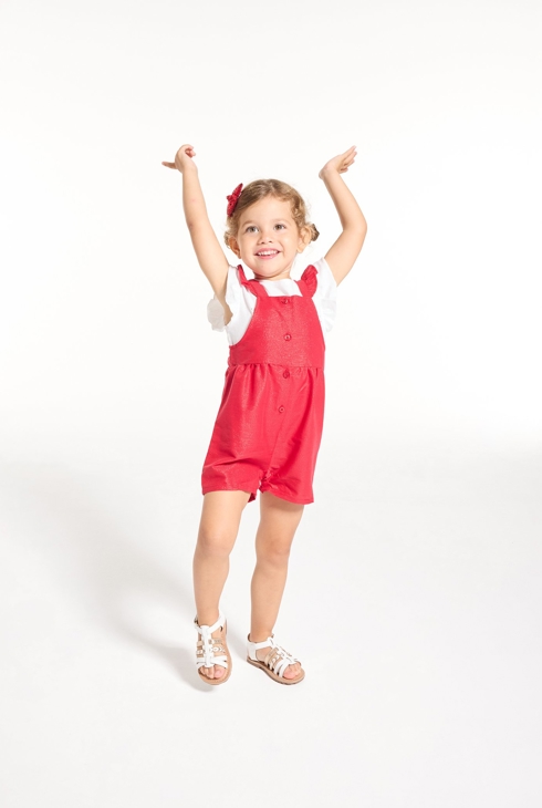 Roter irisierender Baby-Kurzoverall mit Trägern für Mädchen. 1