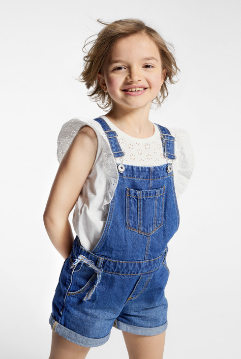 Kurze Latzhose aus blauem Jeansstoff für Mädchen 2