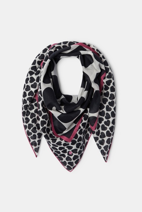 Mit Herzen bedrucktes quadratisches Tuch Mädchen 2