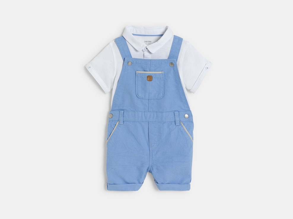 Kurze grüne Latzhose und weißes Poloshirt aus Piqué-Gewebe Kleinkind Junge 2