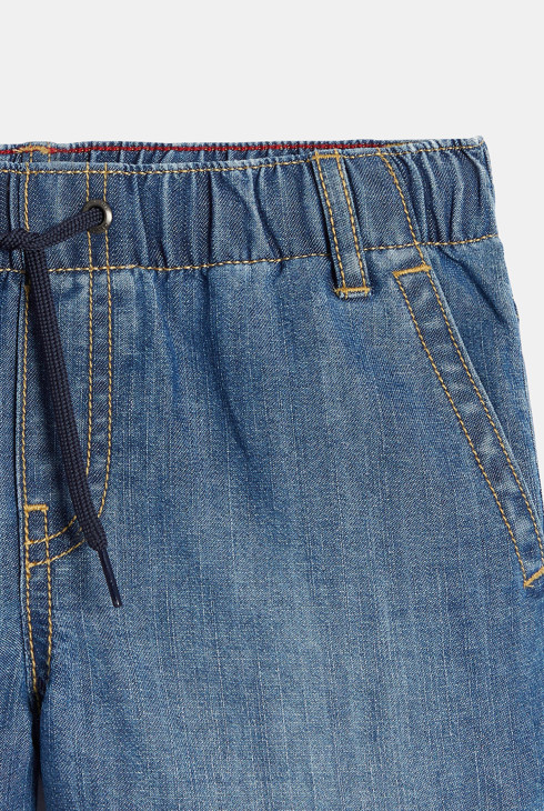 Niebieskie bermudy ze spranego jeansu dla chłopca 2