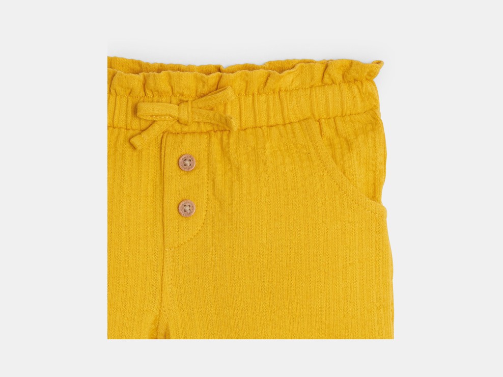 Shorts giallo in cotone fantasia per neonata 2