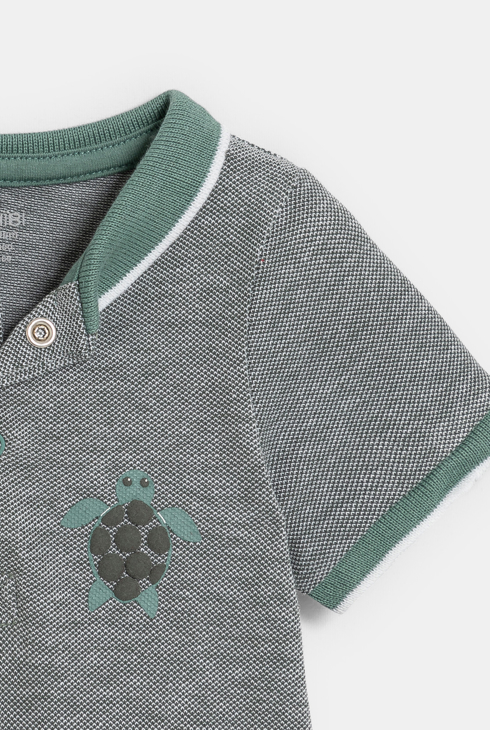 Kratek zelen kombinezon iz prešitega pletiva za fante. 2