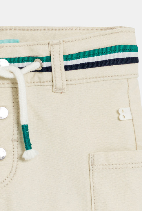 Fantovske bele kratke hlače z žepi in elastiko v pasu za dojenčke 2