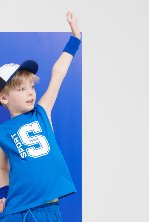 Blaues Sportswear-Tanktop mit aufgesetztem Motiv für Jungen 1