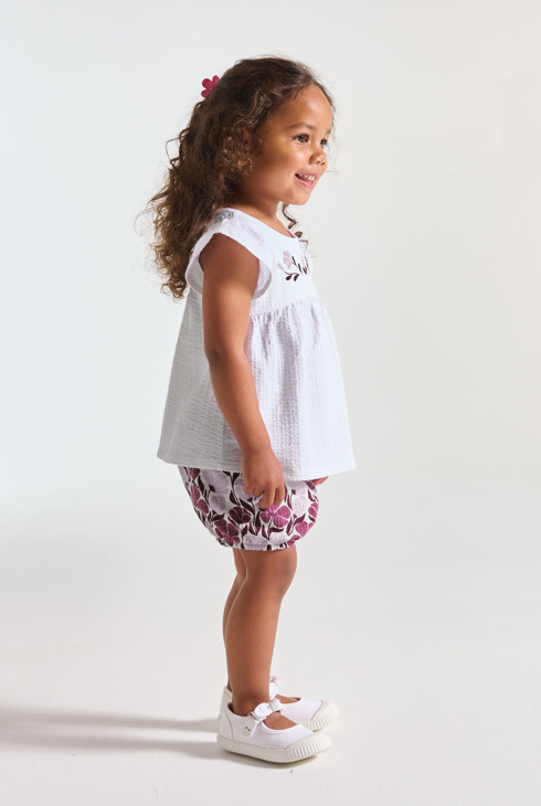 Violettes T-Shirt mit aufgestickten weißen Blumen und Strickshorts Kleinkind Mädchen 2