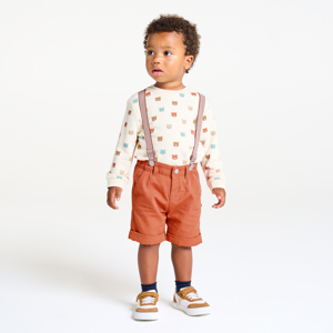 Terracotta korte broek met bretellen en wit t-shirt voor babyjongens 1