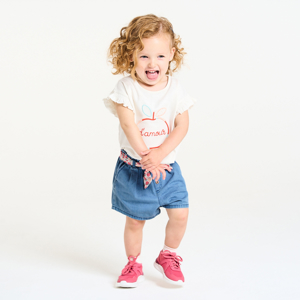 Blauwe short in lichte denimstof, tailleband met aarbeimotief voor babymeisjes 1