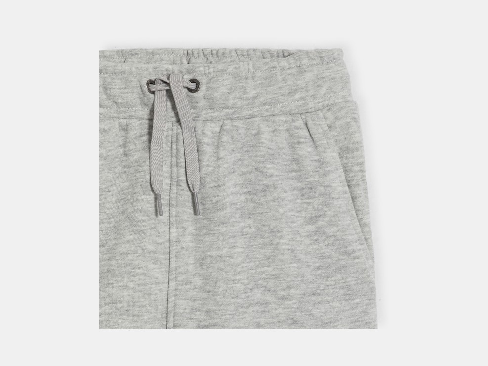 Lässige graue Jogginghose mit Cargotaschen für Jungen. 2