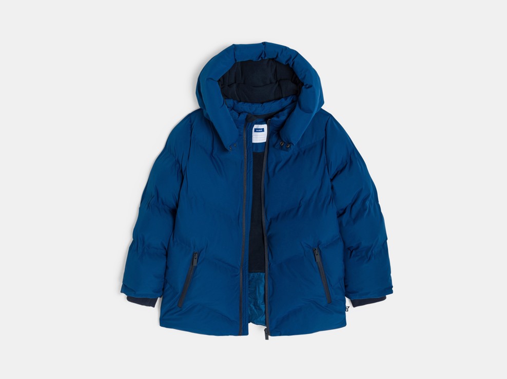 Niebieska długa kurtka puchowa z kapturem dla chłopca 2