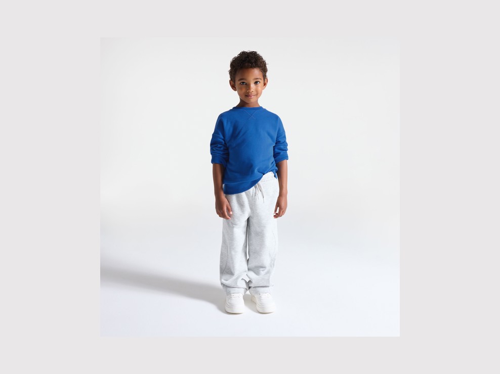 Jednolita niebieska bluza dla chłopców 1