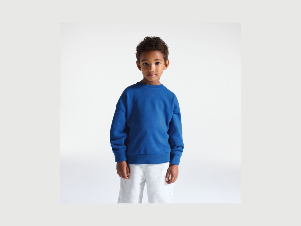 Jednolita niebieska bluza dla chłopców 2