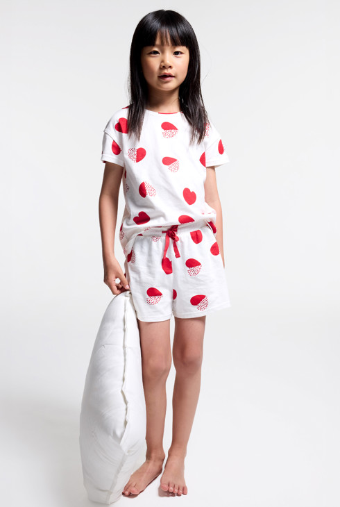 Bijela pidžama s kratkim hlačama i motivima srca za djevojčice 2