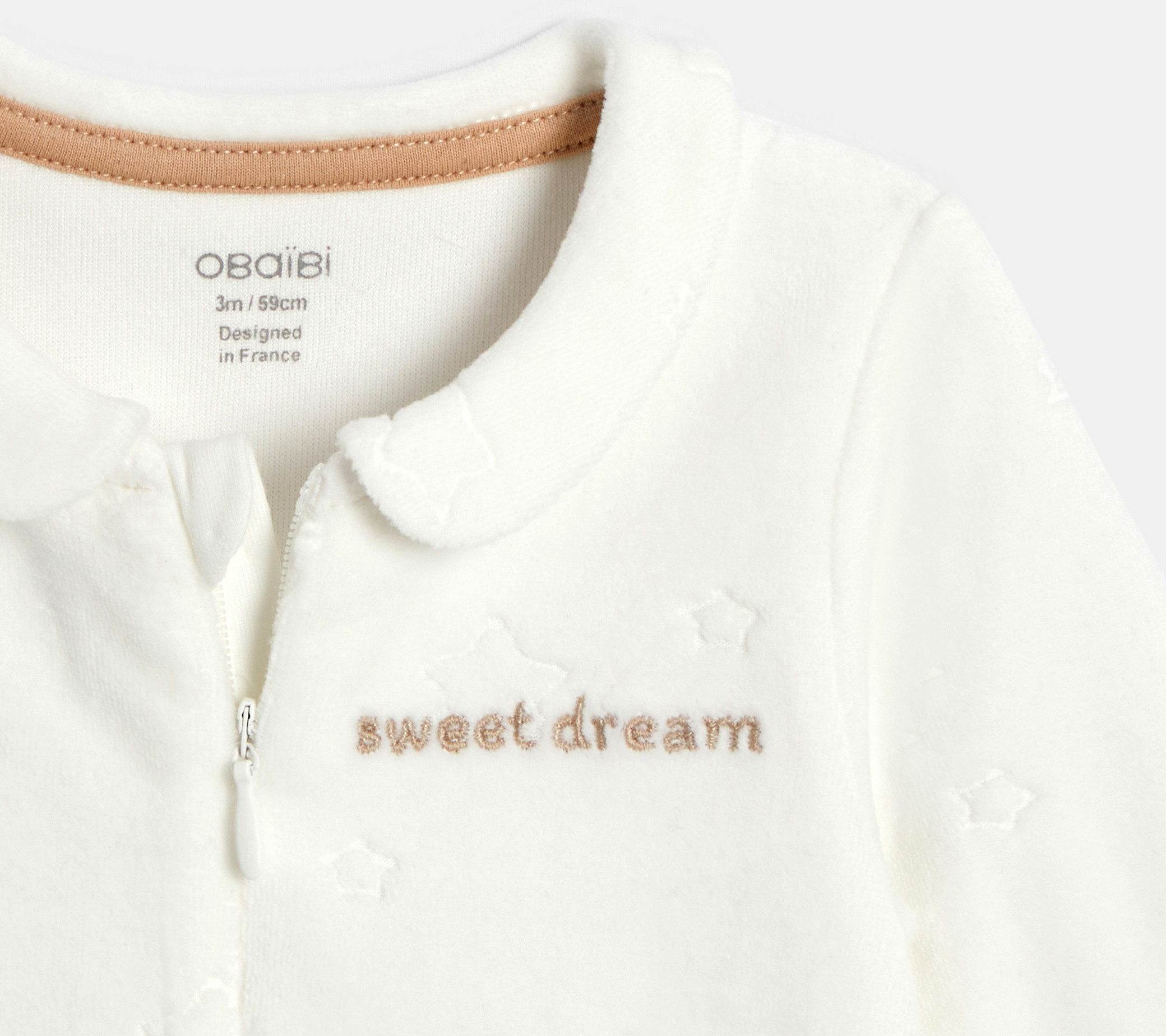 Weißer Strampler aus Samt mit Reißverschluss, Stickereien und Sternen Kleinkind Junge 2