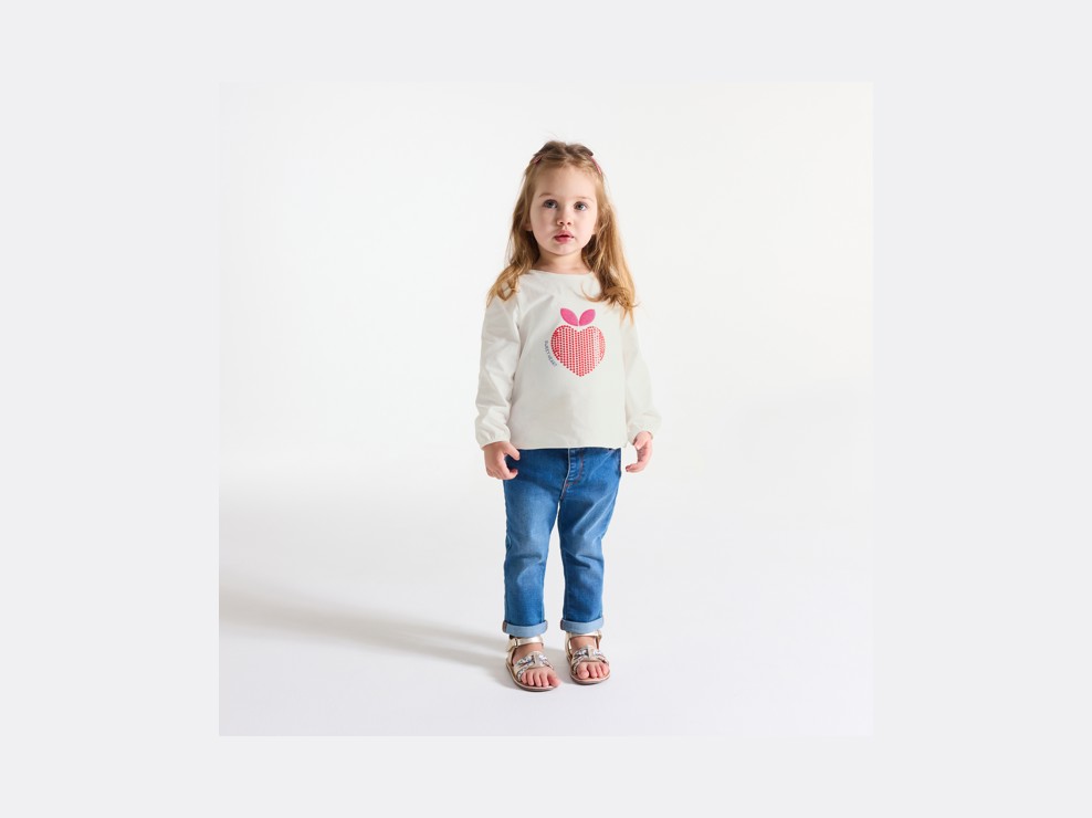 Weißes Langarm-T-Shirtt mit Herzen und Pailletten für kleine Mädchen 1