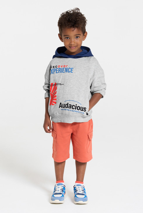 Grauer Hoodie mit Schriftzug für Jungen 2