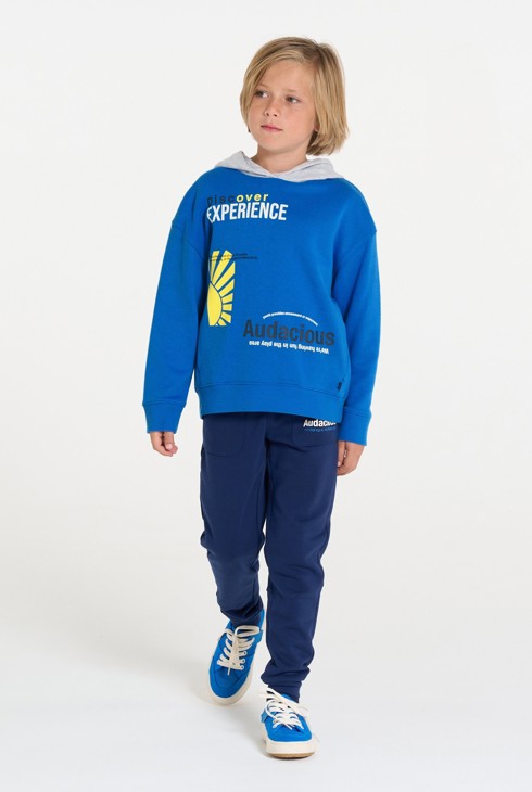 Blaues Sweatshirt mit Schriftzug für Jungen 2