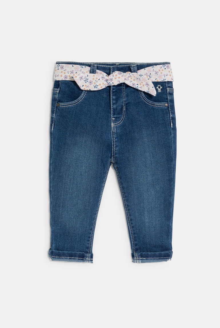 Vaqueros corte regular con cinturón de flores azul bebé niña 1