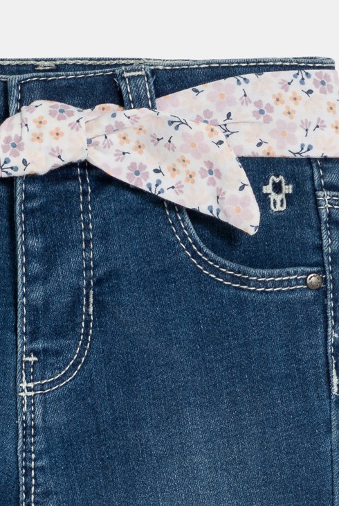 Niebieskie jeansy o regularnym kroju z kwiecistym paskiem niemowlę dziewczynka 2