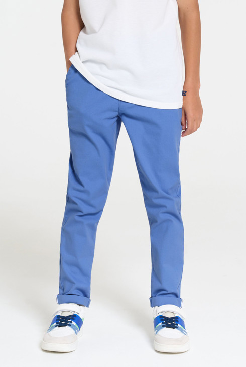 Blaue Slim-Chinohose mit Gürtel für Jungen 2