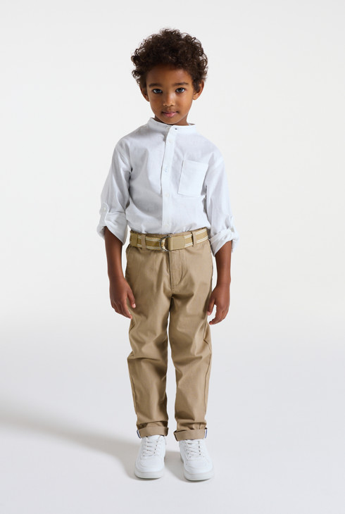Beige slim fit chinobroek met riem voor jongens 1