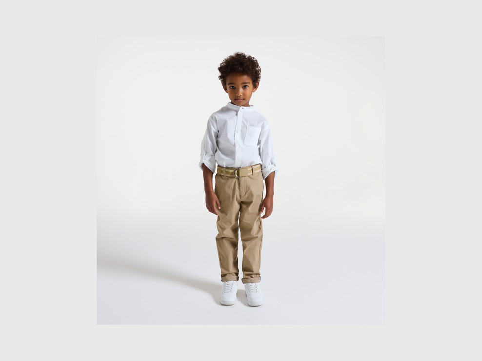 Beige slim fit chinobroek met riem voor jongens 1