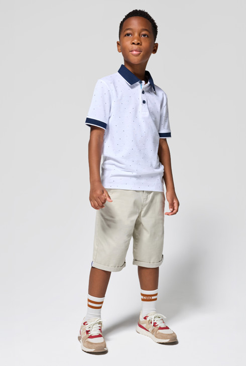 Beżowe bermudy chinosy z paskiem dla chłopca 1