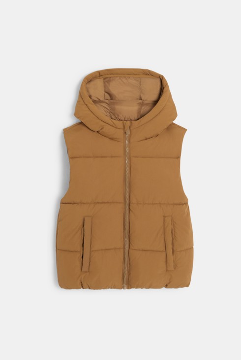 Kamelowy bezrękawnik puchowy dla chłopca 1