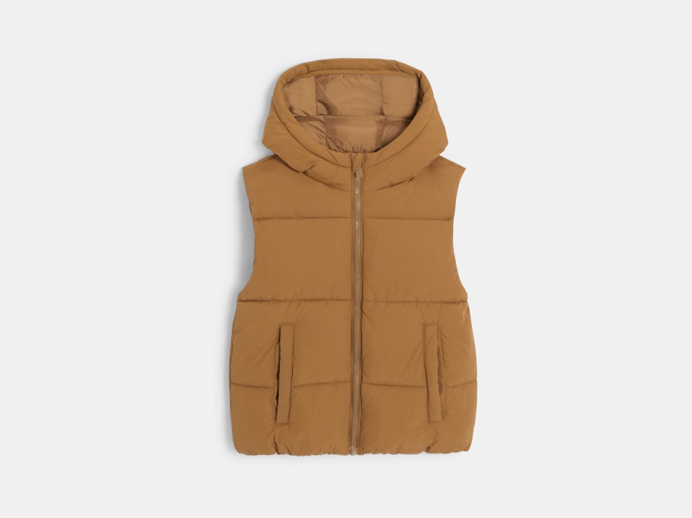 Kamelowy bezrękawnik puchowy dla chłopca 1