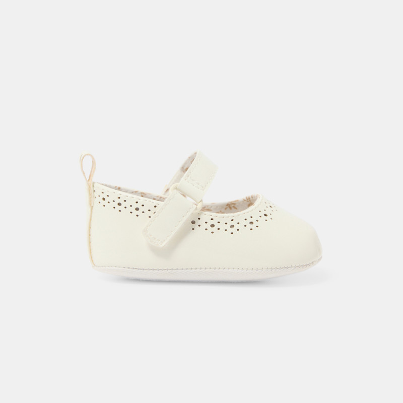 Schicke weiße Ballerinas mit Lochmuster zur Geburt für Mädchen