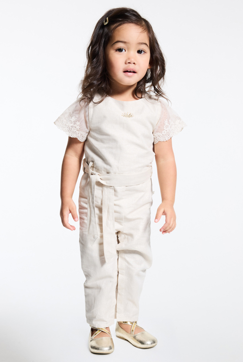 Tuta lunga beige iridescente con maniche corte ricamate per neonata 1
