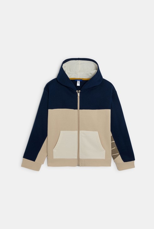 Beige sweater met kap en colorblock voor jongens 2