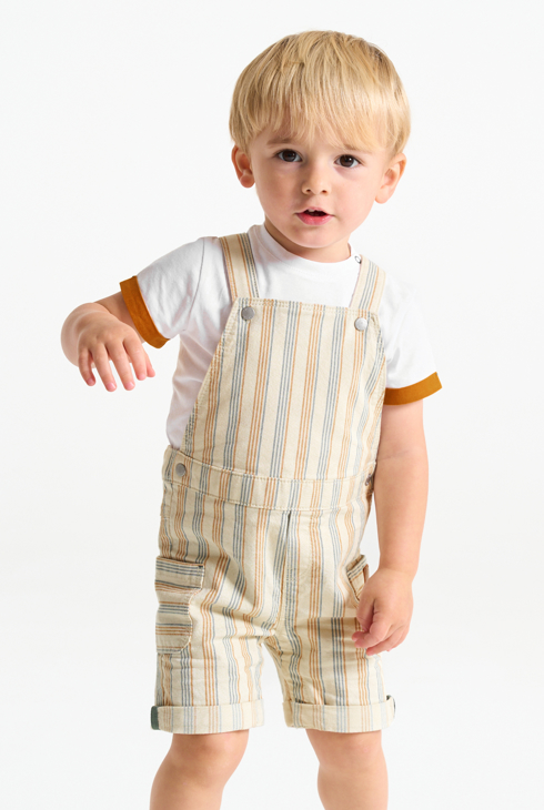 Salopette corta a righe e T-shirt marrone per neonato 1