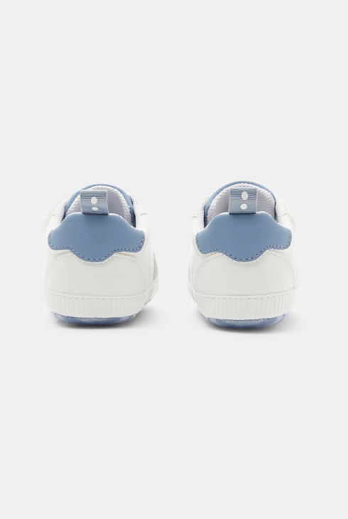 Flache blaue Turnschuhe Kleinkind Junge