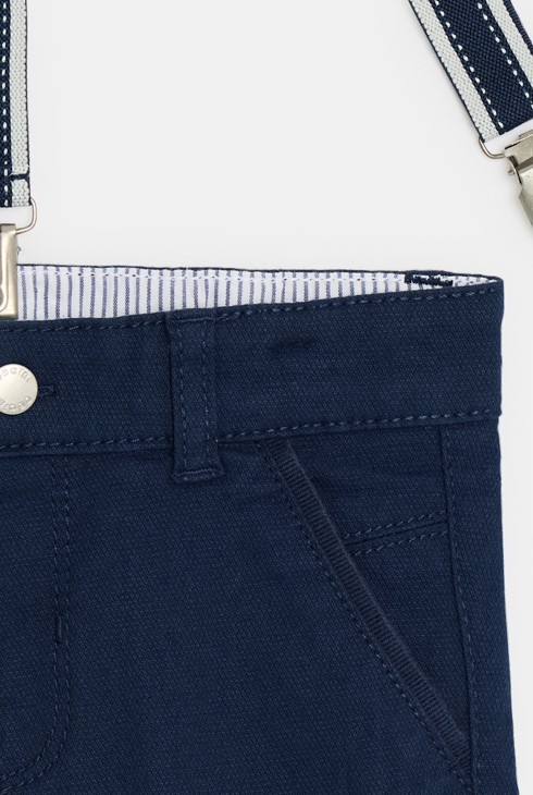 Blaue Bermudashorts mit Trägern für kleine Jungen 2