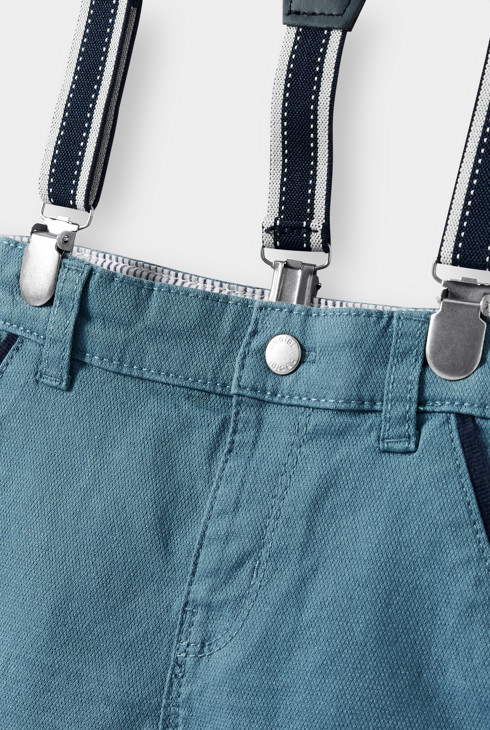Bermudas azules con tirantes desmontables para niño 2