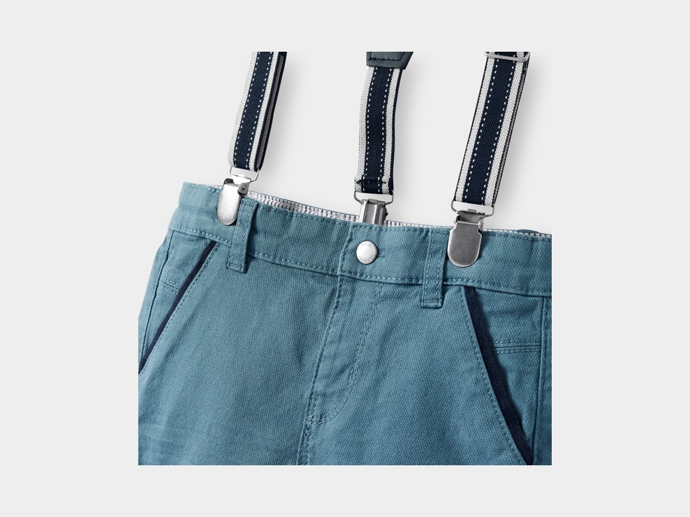 Bermuda blu con spalline removibili per neonato maschio 2