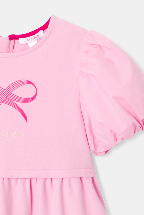 Rosa Kleid mit kurzen Ballonärmeln für Mädchen.