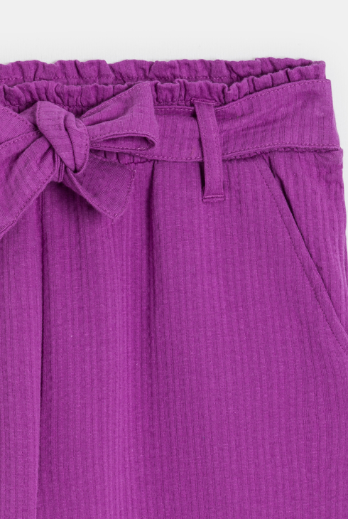 Weite violette Hose mit Gürtel für Mädchen