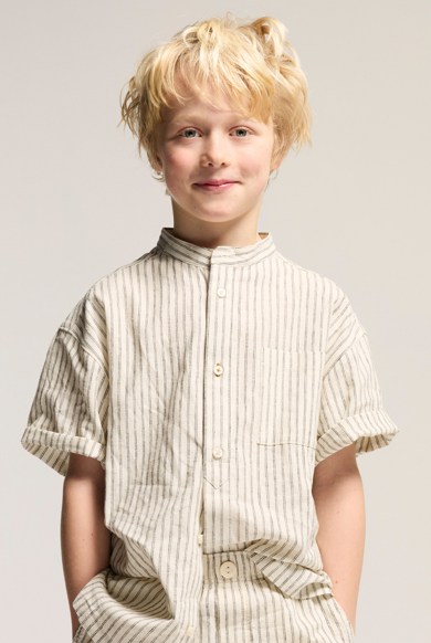 Camisa de manga corta beige de lino a rayas para niño